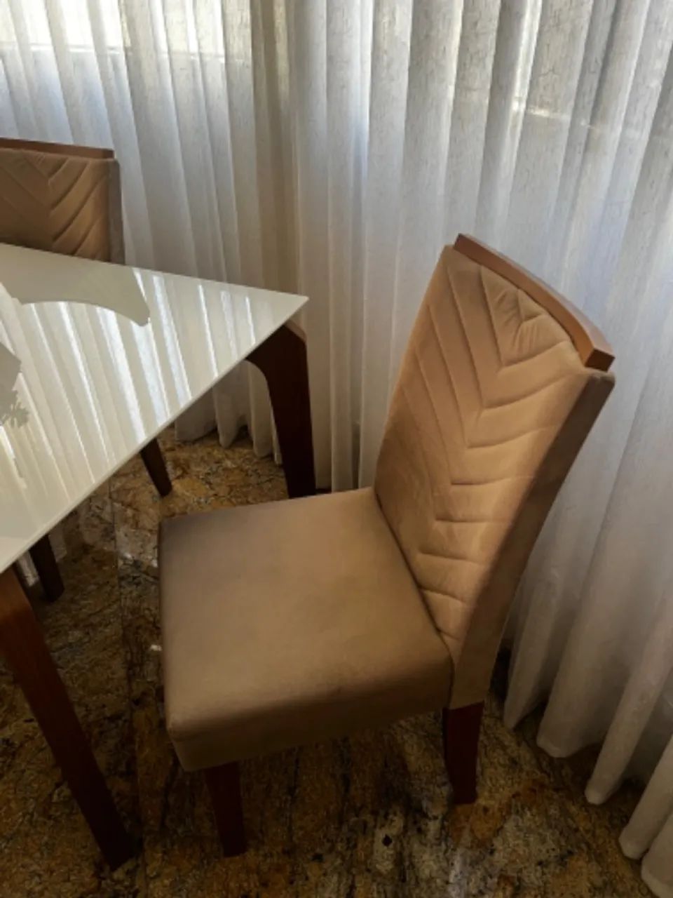 Mesa de jantar de 4 lugares, com as 4 cadeiras - Foto 2