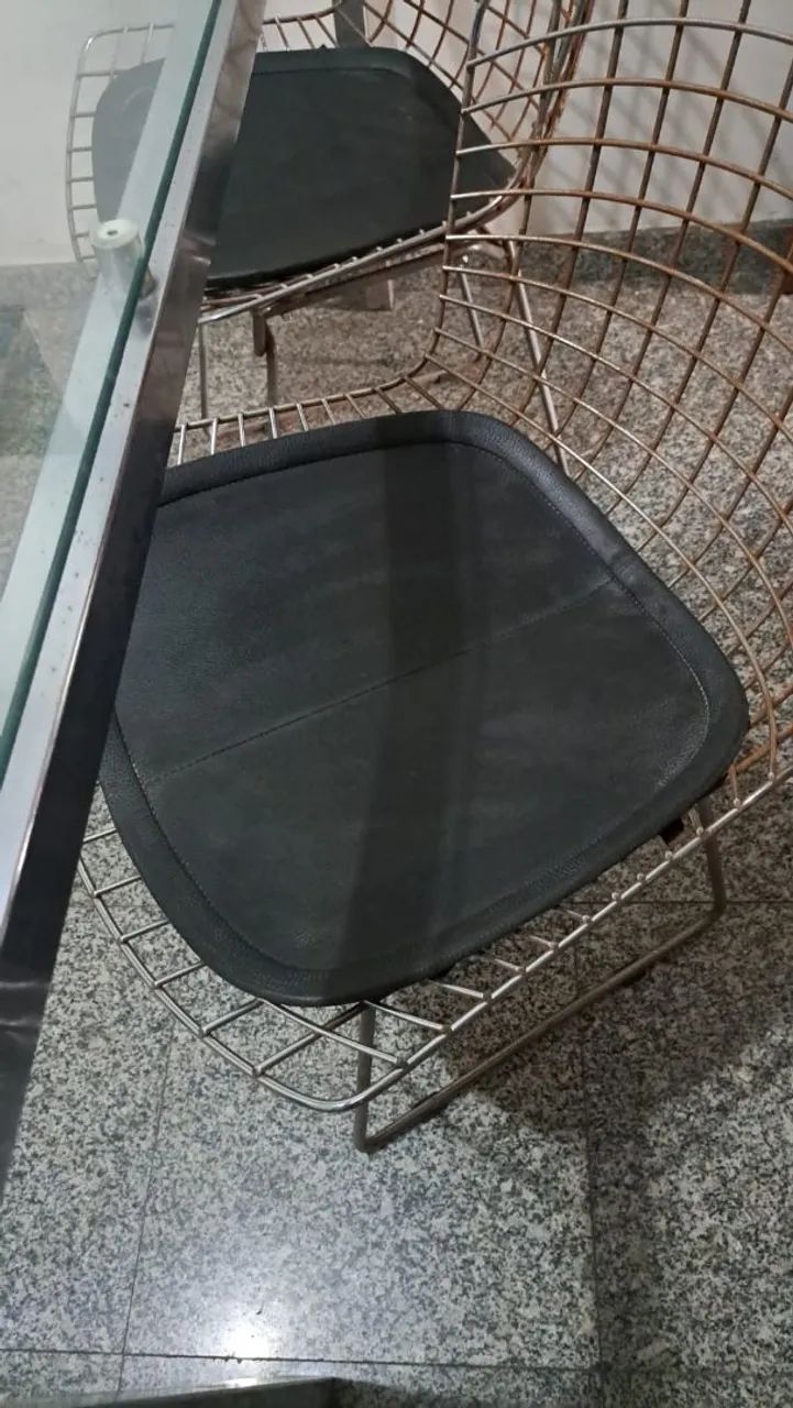 R$ 450,00    VENDO mesa com 4 cadeiras. - Foto 3