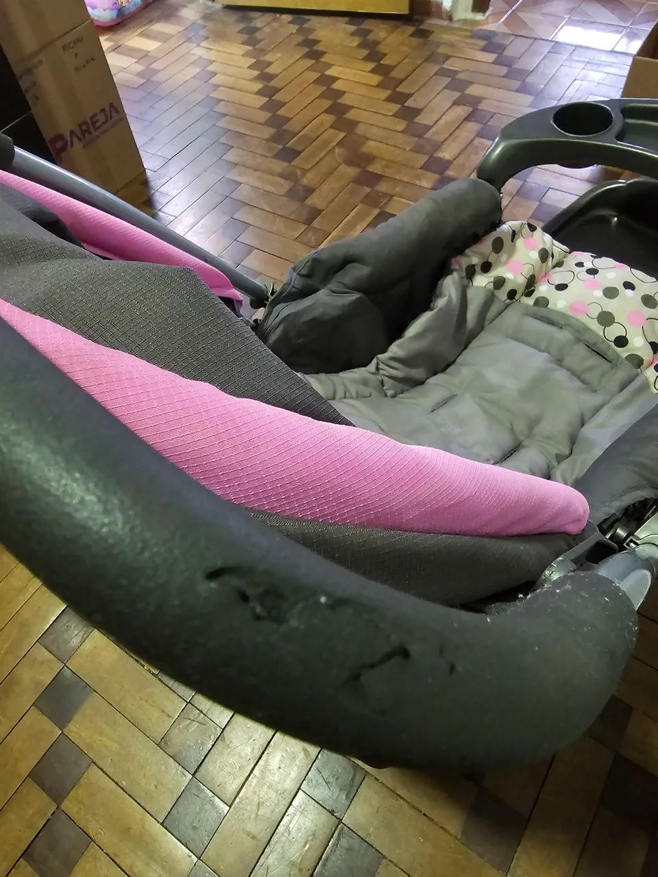 Carrinho de Bebê Cosco Rosa e Cinza Semi Novo - Foto 2
