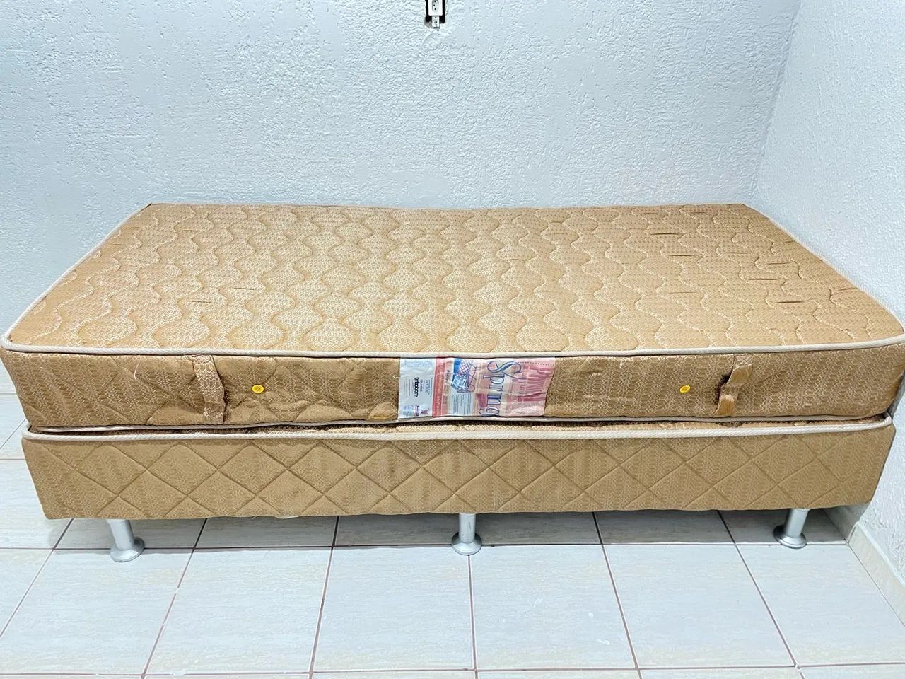 Cama de solteiro + dois colchões 