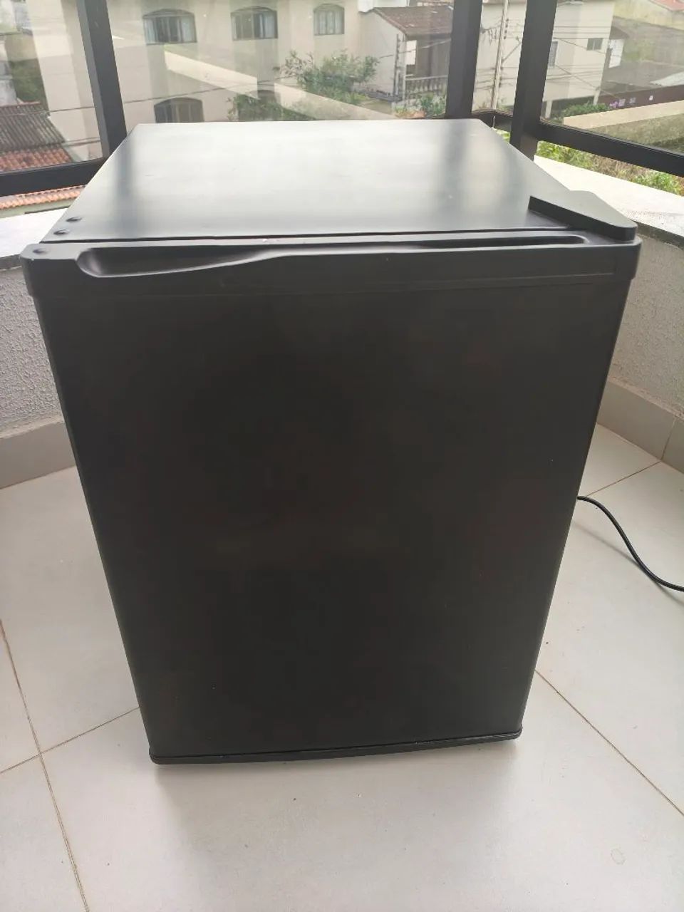 Frigobar Midea 67 litros 110v preto