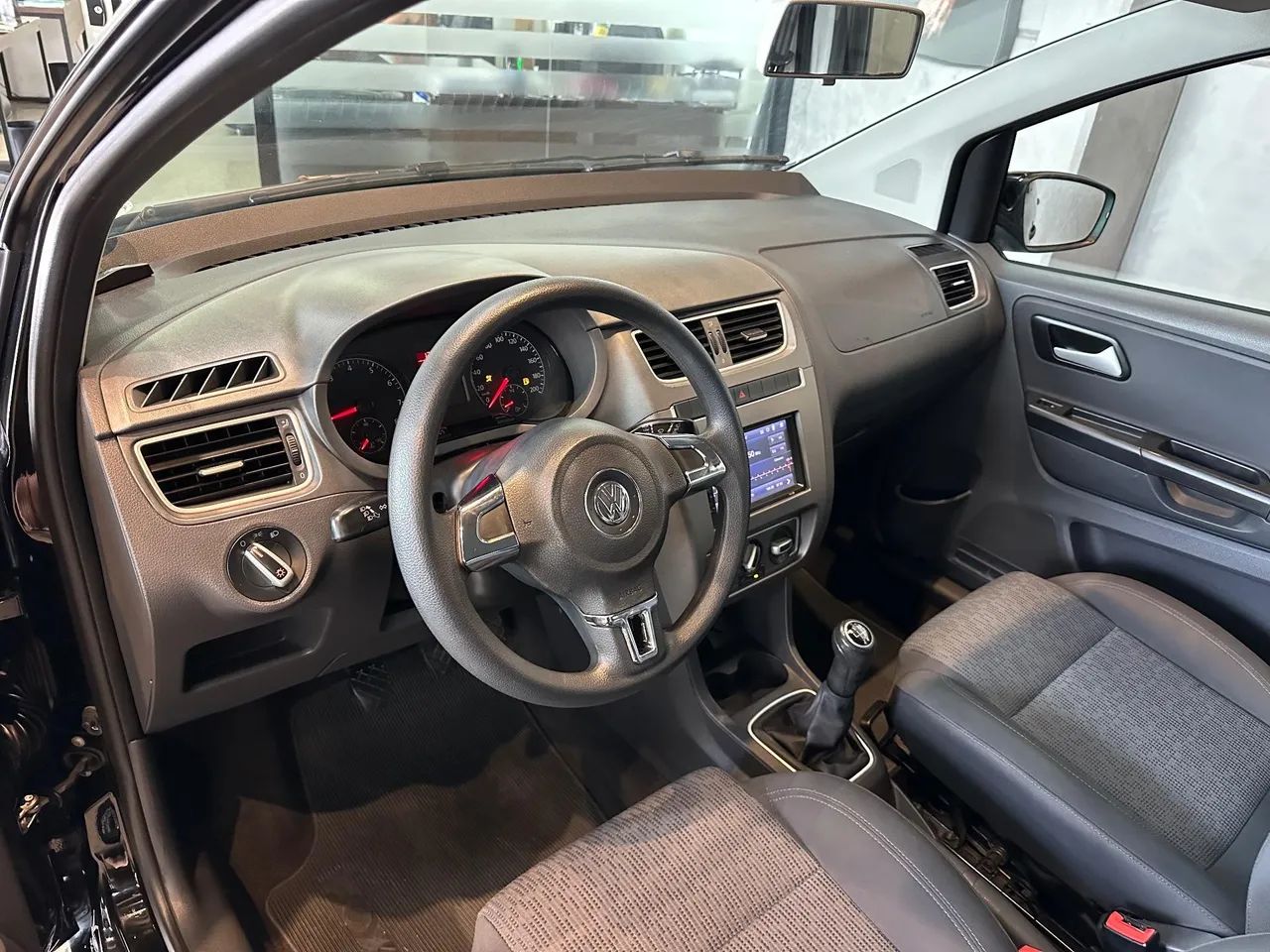 Volkswagen Fox 1.0 MI Total Flex 8V 3P 2014 - Foto 9