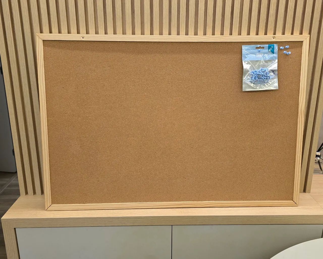 Quadro cortiça com alfinetes
