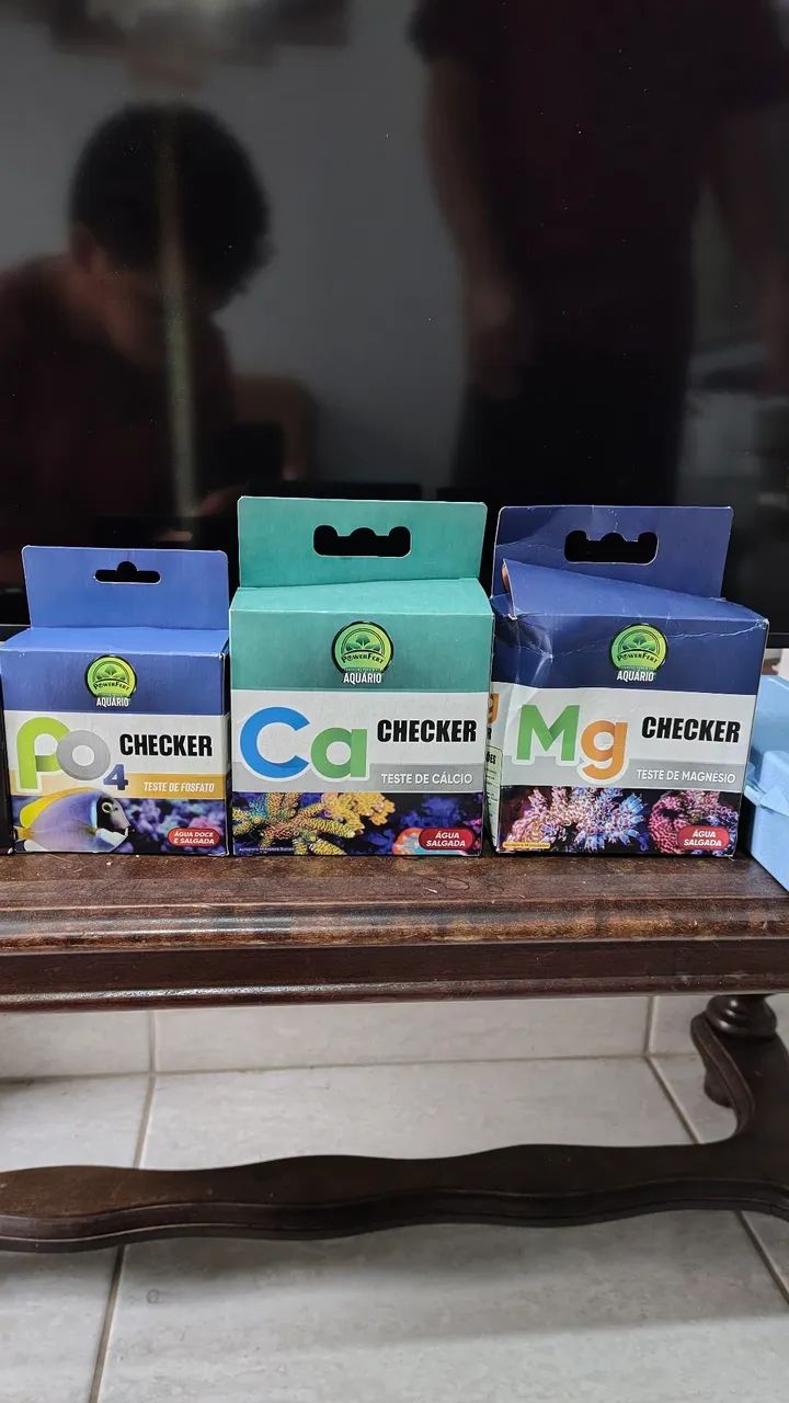 Kit de testes, refratômetro e termômetro analógico.
