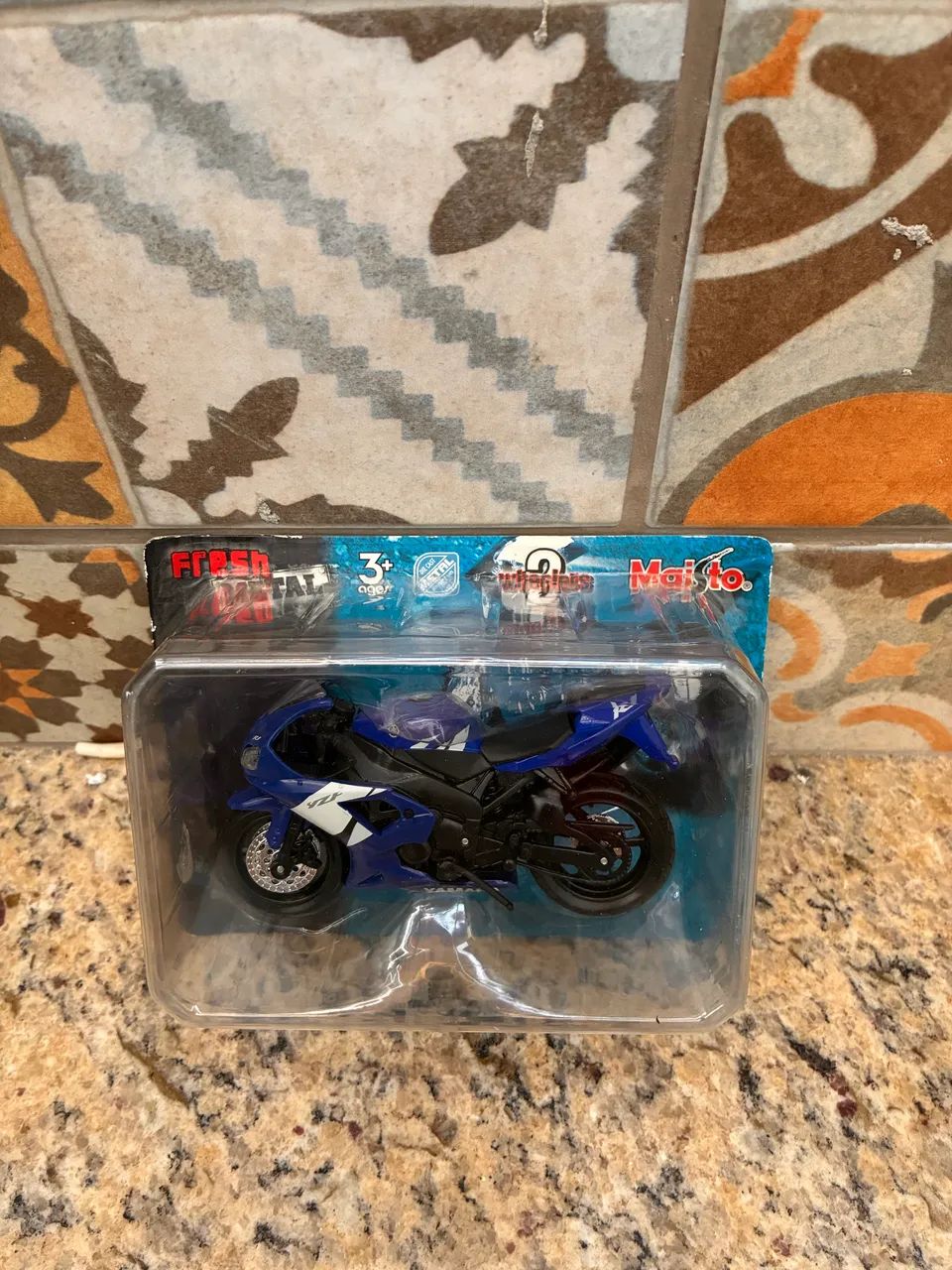 Lote 3 miniaturas Honda, Yamaha e Kawasaki  - Foto 3