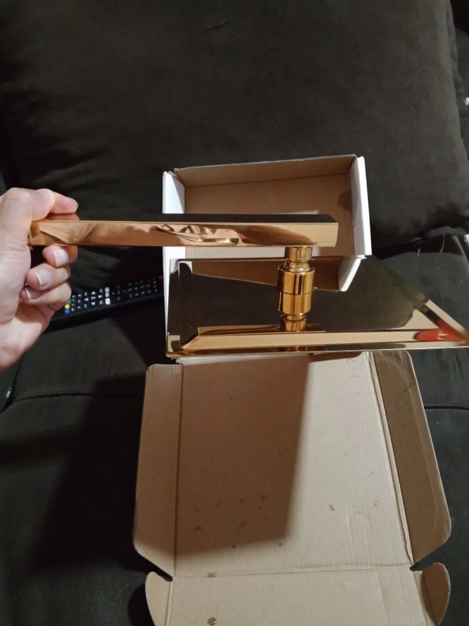 Vendo Esse Chuveiro Luxuoso Lacrado Nunca Usado Ele er Inoxidável cor de ouro  - Foto 5