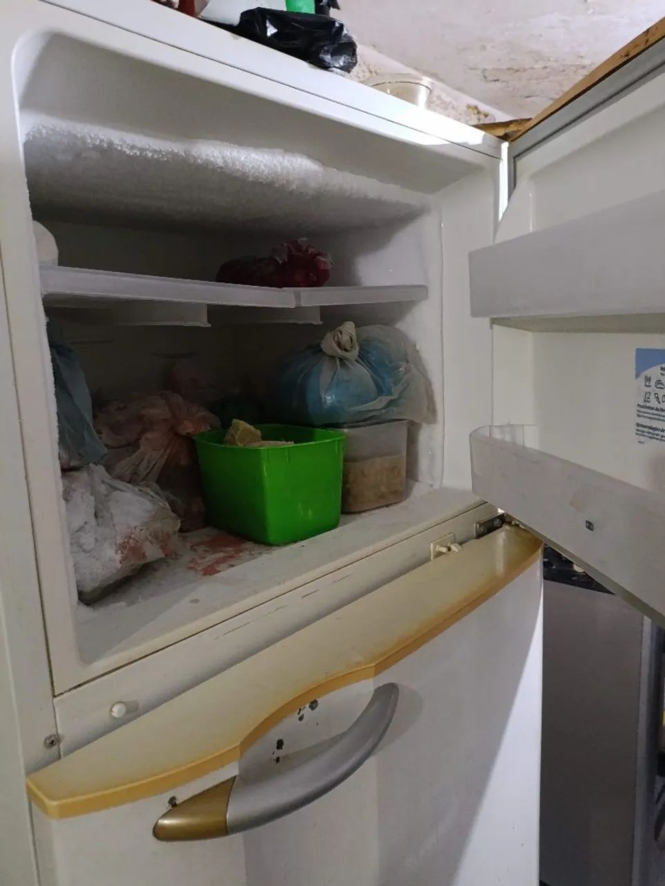 Vendo geladeira, só funciona o congelador - Foto 4
