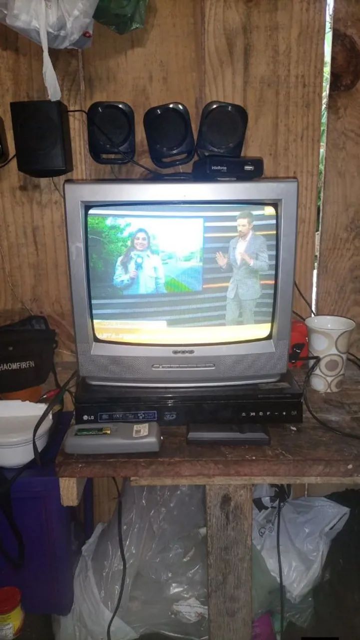 Vendo tv de tubo 14 polegadas  com conversor 