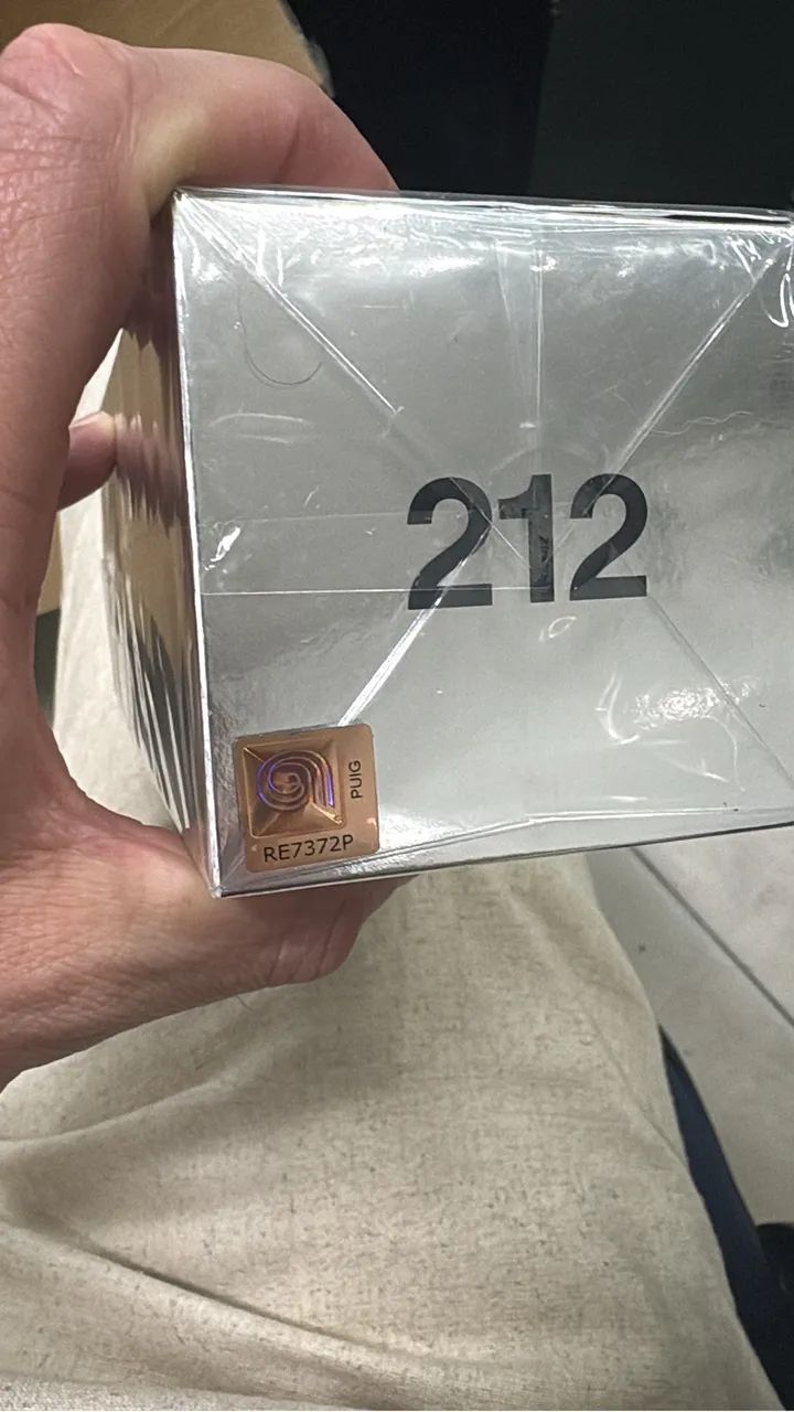 Perfume 212 Vip Men Carolina Herrera 200mp Original e lacrado - Foto 4