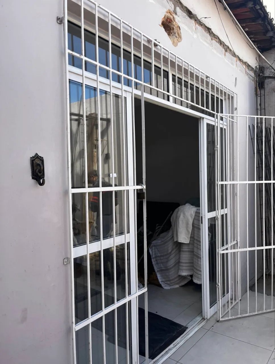 Porta em alumínio com vidro e grade  - Foto 2