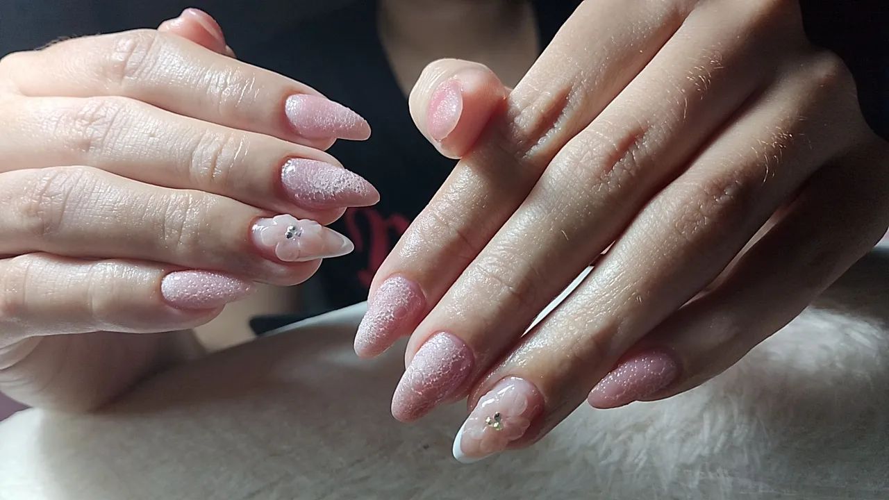 Alongamentos de gel e manicure e pedicure  - Foto 2