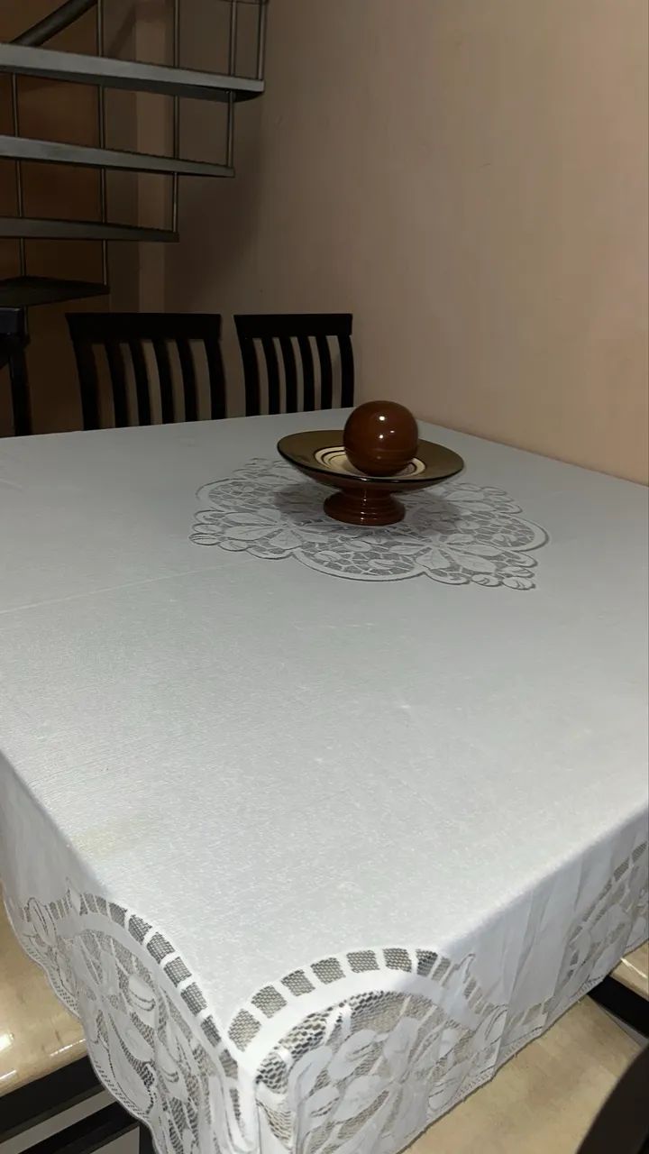 Mesa com madeira maciça (Jacauna) e vidro(bisotado) com 8 cadeiras  - Foto 4