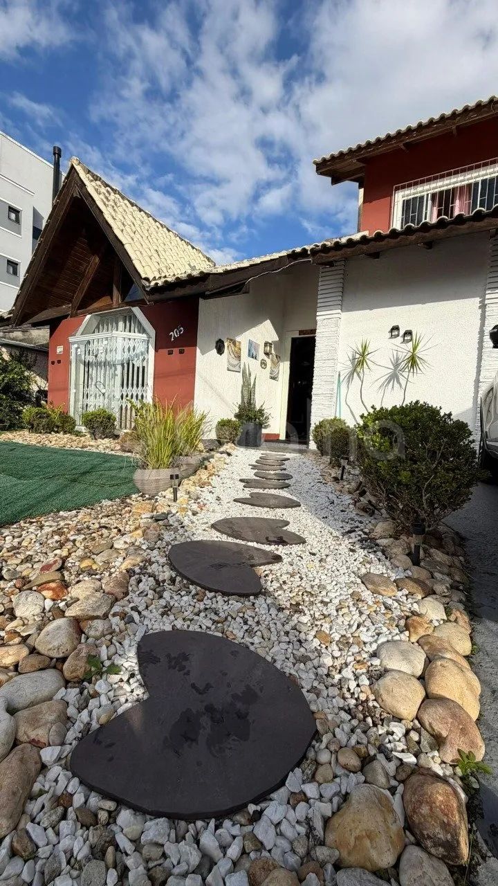 Casa de 4 dormitórios e piscina, no bairro Pagani - Foto 4