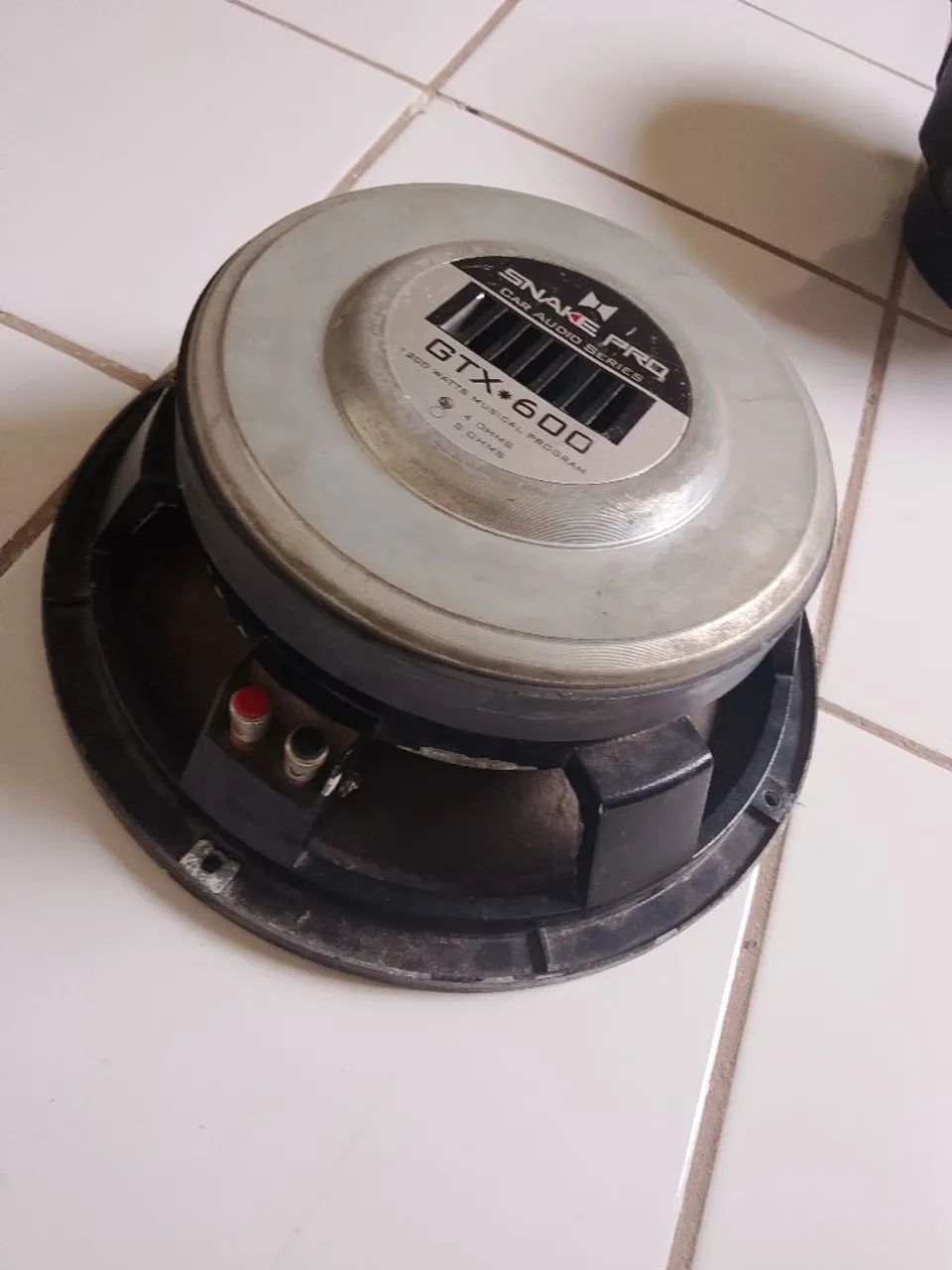 Uma caixa de som e 2 auto falante de 12 polegadas 1.200 RMS 