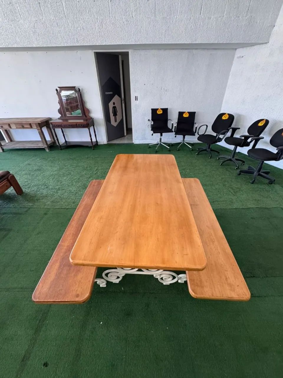 Mesa de madeira com base de ferro 2 bancos - Foto 5