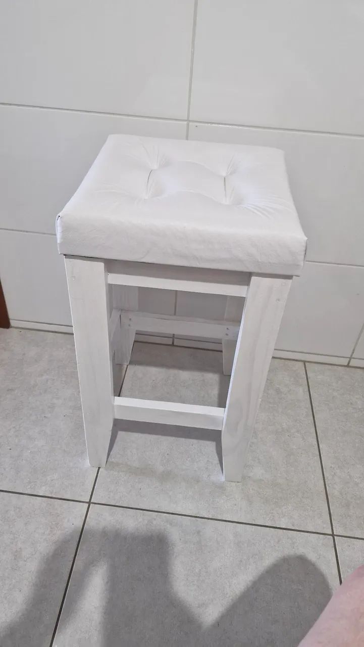Banquete alta de madeira e estofado.