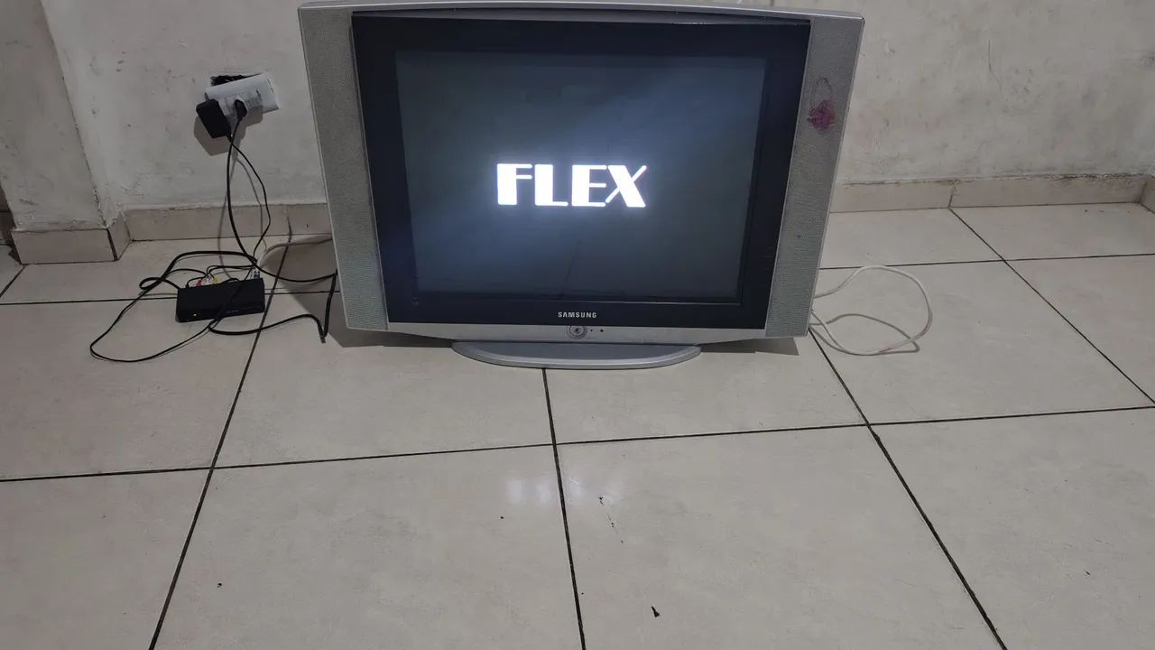 Tv de tubo com antena e conversor 