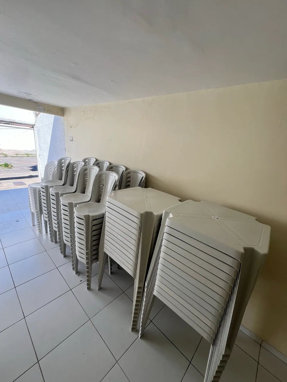 LOCAÇÃO DE MESAS E CADEIRAS - Foto 3