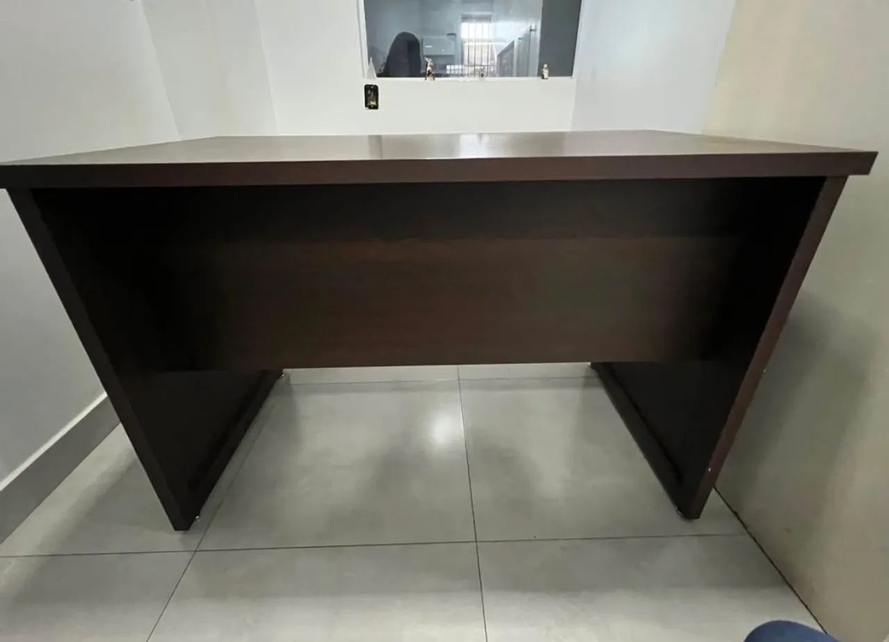  Mesa de Escritório usada com 2 Gavetas. - Foto 2