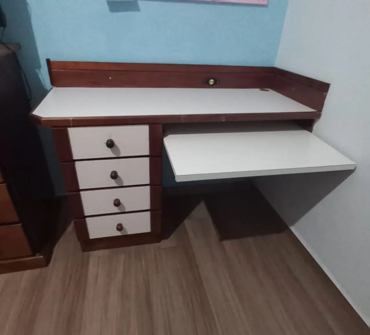 Mesa de estudo, computador e trabalho 