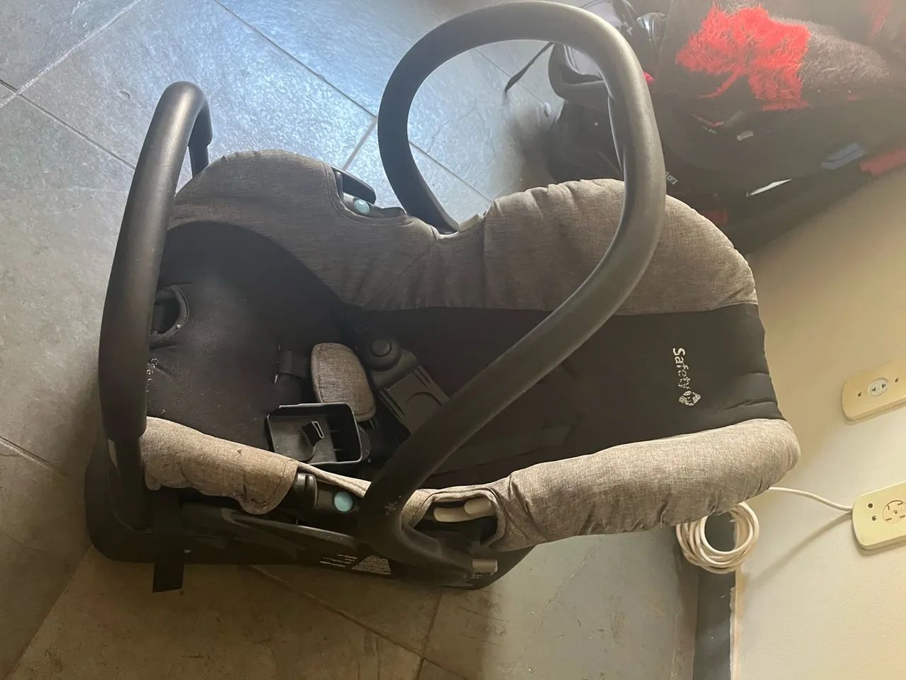 Carrinho e bebê conforto com suporte