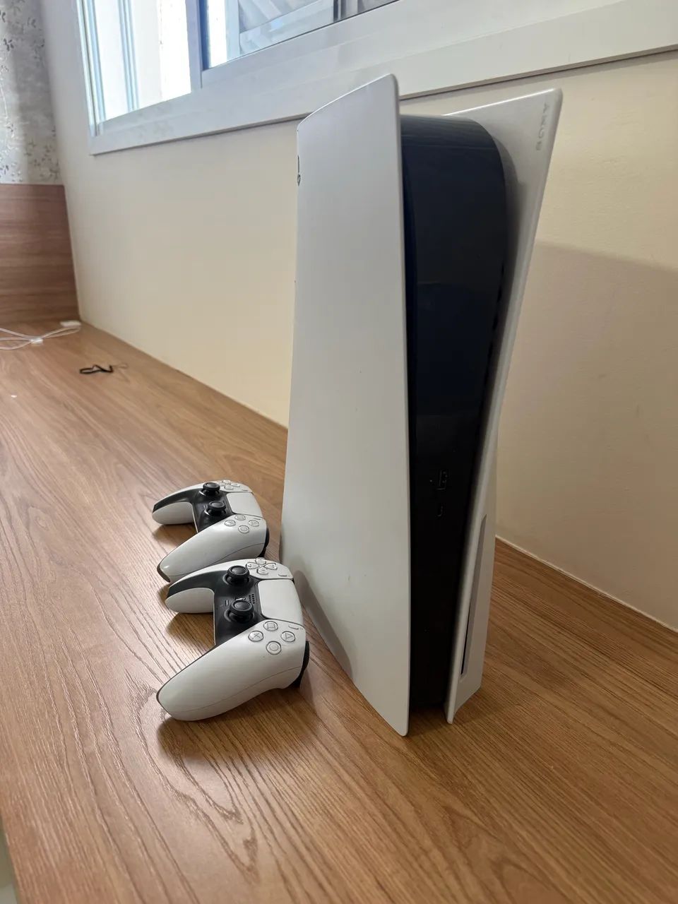 VENDO PS5 C/LEITOR E DOIS CONTROLES - Foto 3