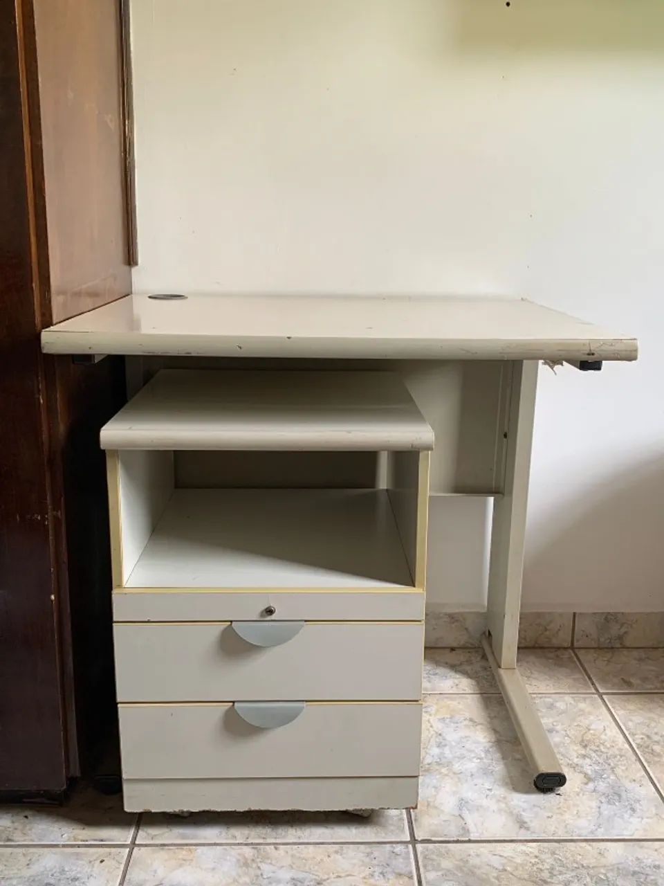  Escrivaninha e Cômoda (2 gavetas e com rodinha) - Foto 2