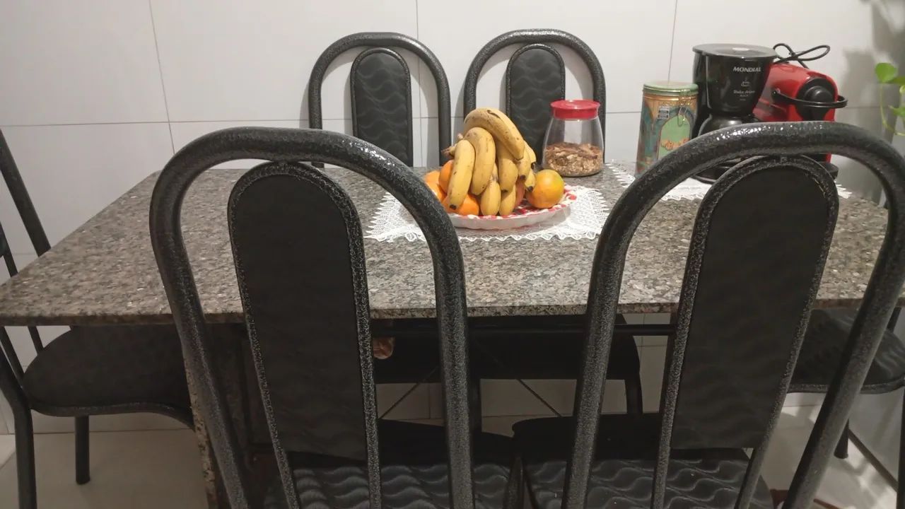 Mesa de mármore 6 cadeiras 