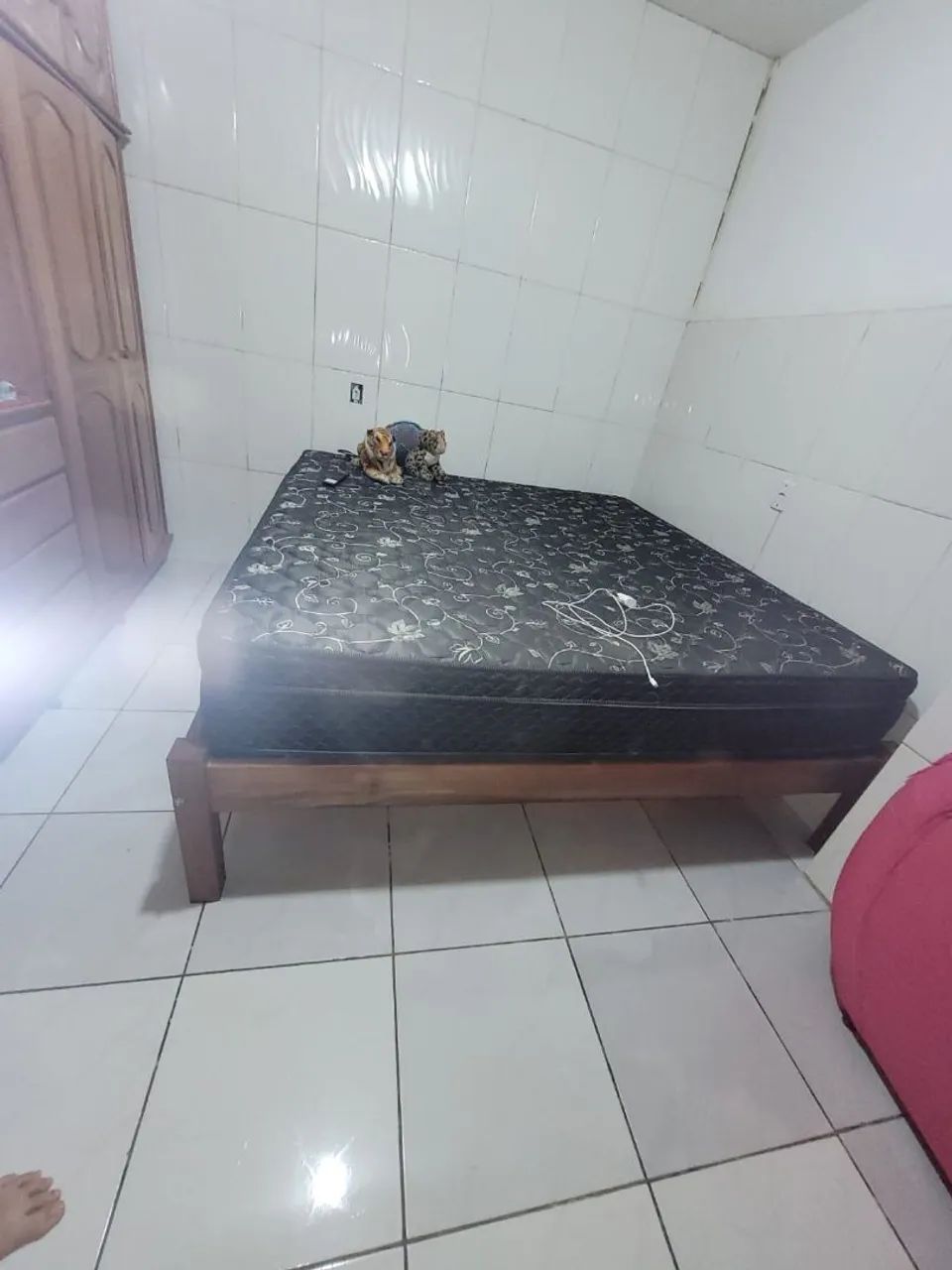 Vendo cama Super King com base de madeira semi nova - Foto 5