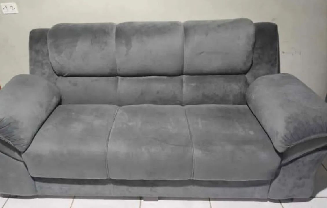 Vendo sofá 2 e 3 lugares cor cinza - Foto 2