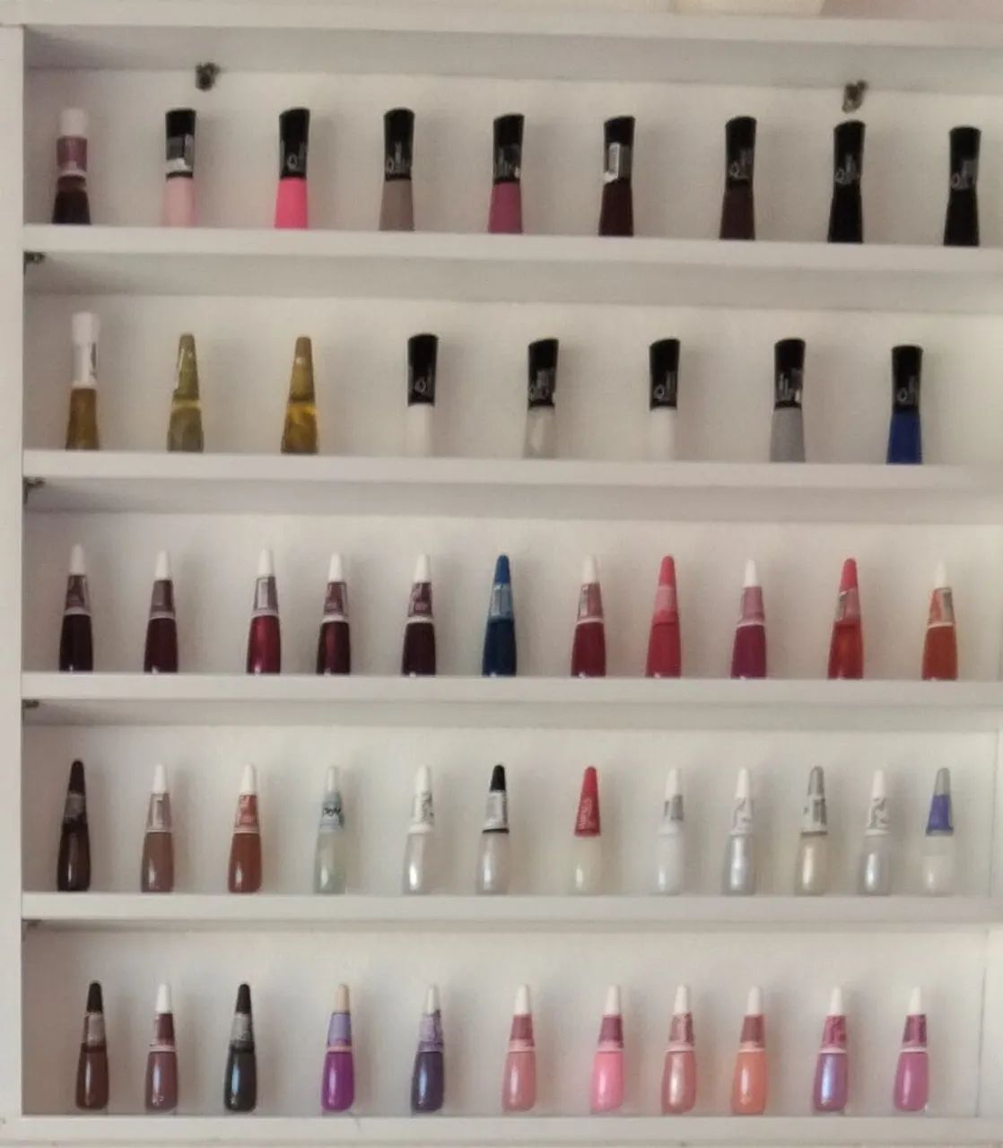Estante com esmaltes variados  - Foto 2