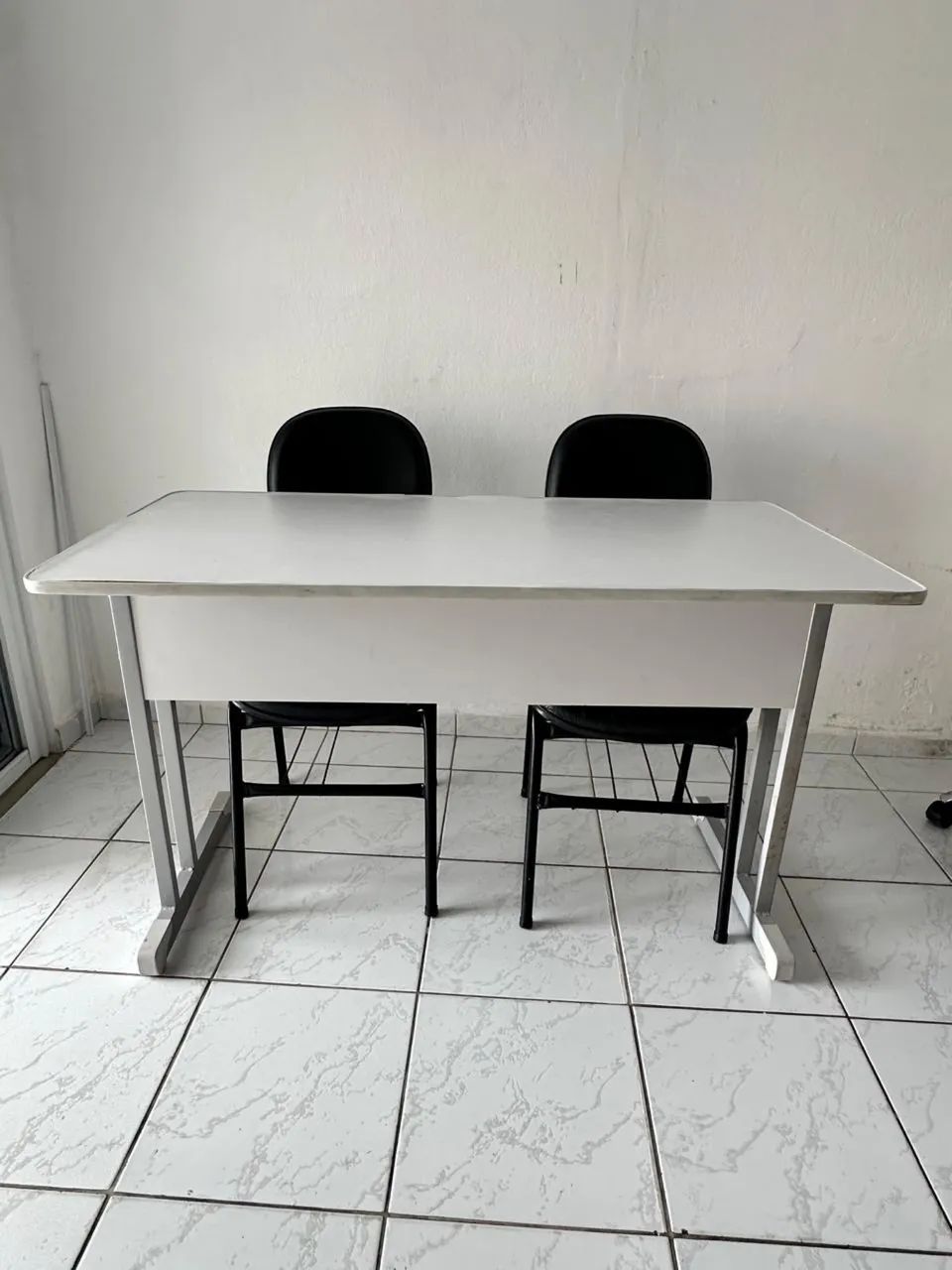 Mesa de escritório + 2 cadeiras
