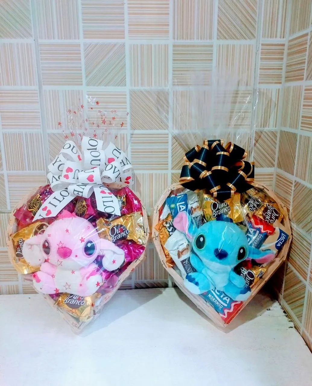Cesta com  chocolate em formato de coração 