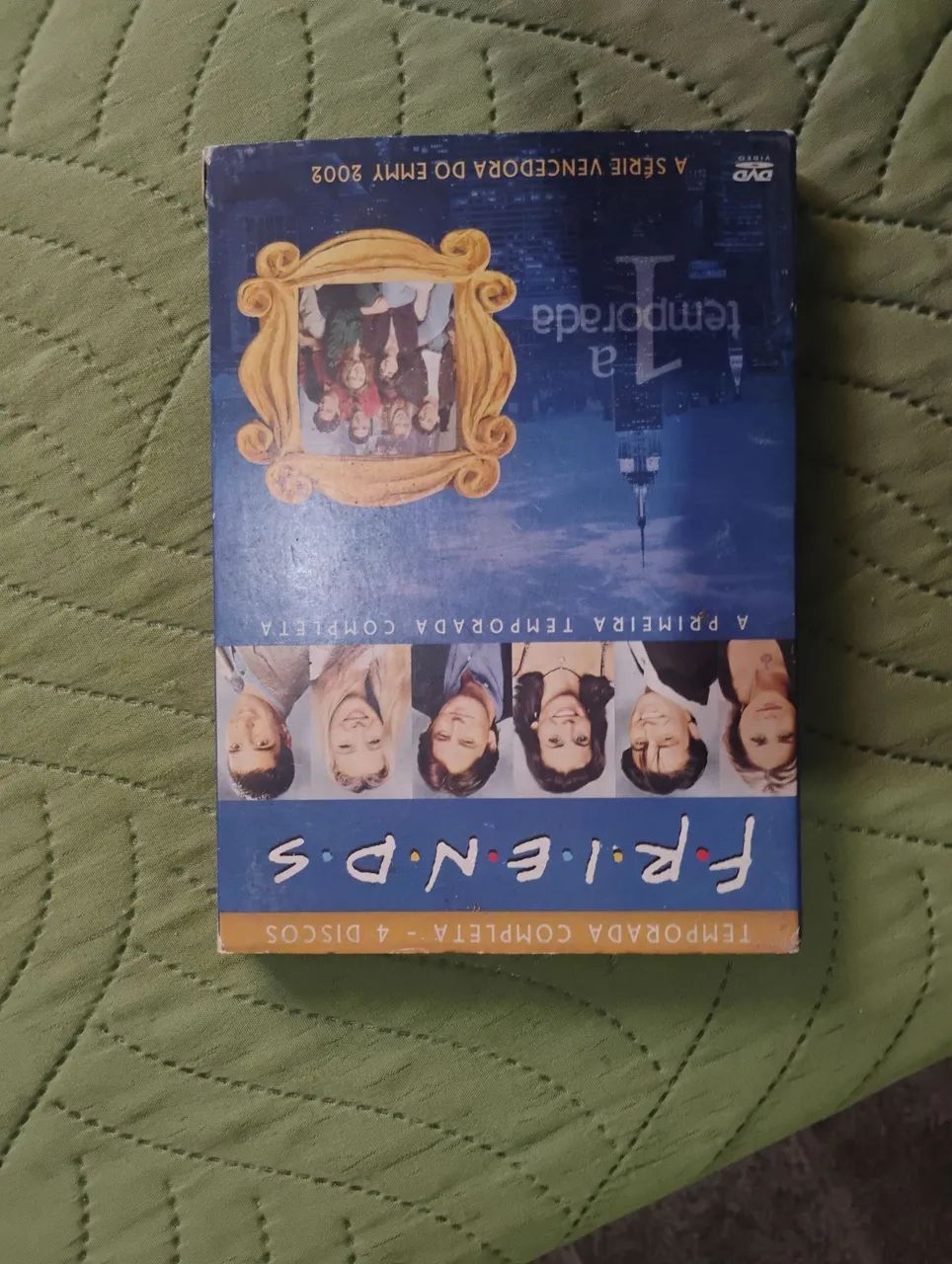 Box de DVD das séries supernatural, friend, the big bang e