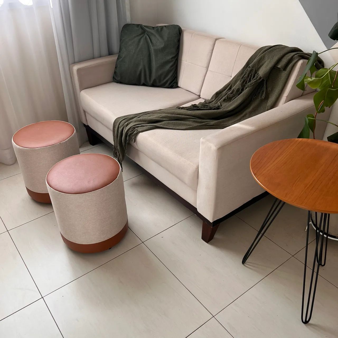 Sofá 2 lugares com puffs. Grátis almofada e manta! - Foto 3