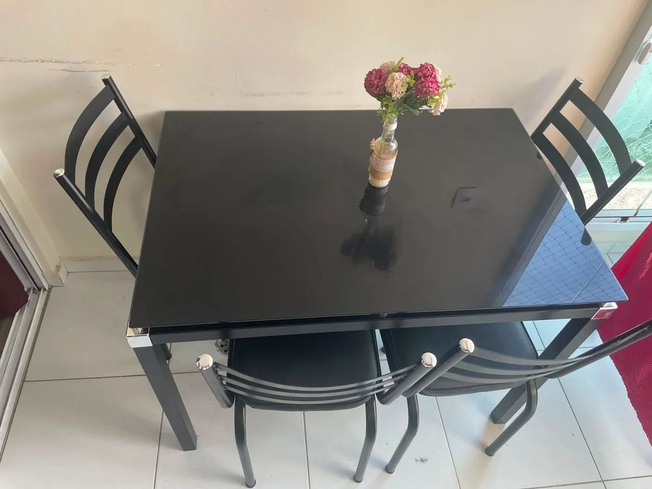 Mesa e 4 cadeiras vidro preto - Foto 2
