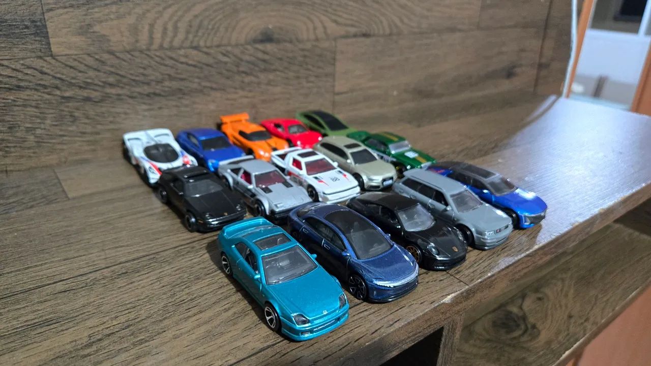 Carrinhos Hot Wheels - Lote com 15 - Ferrari Porsche Toyota Audi - Foto 2