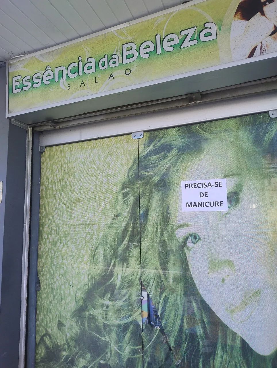 Vaga para manicure 