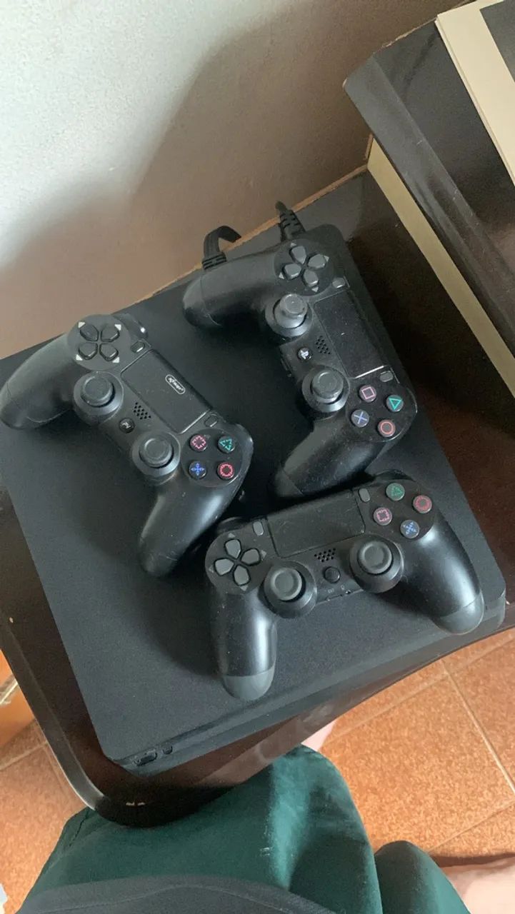 Ps4 1TB com três controles  - Foto 3