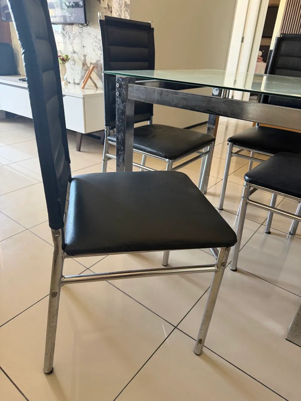 Mesa de jantar quadrada, 4 lugares com cadeira inox.  - Foto 2