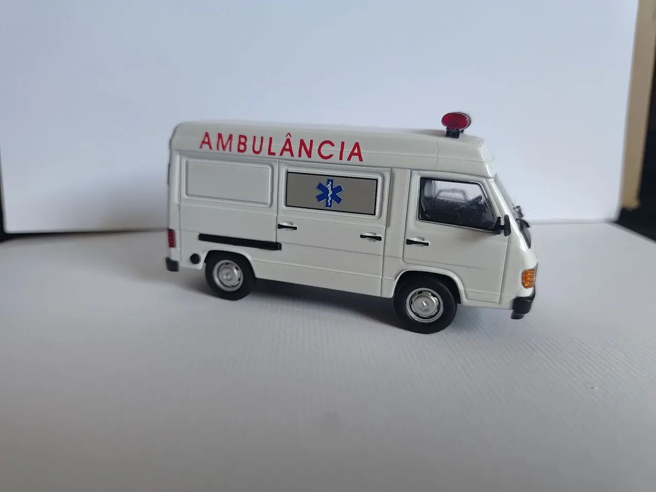 Miniatura ambulância 1/43