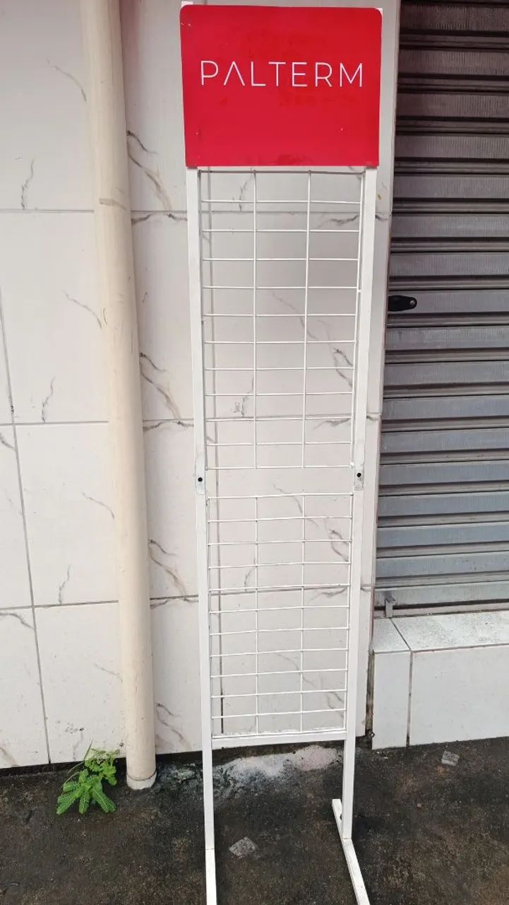 Vende-se Expositor com 12 ganchos + prateleira 