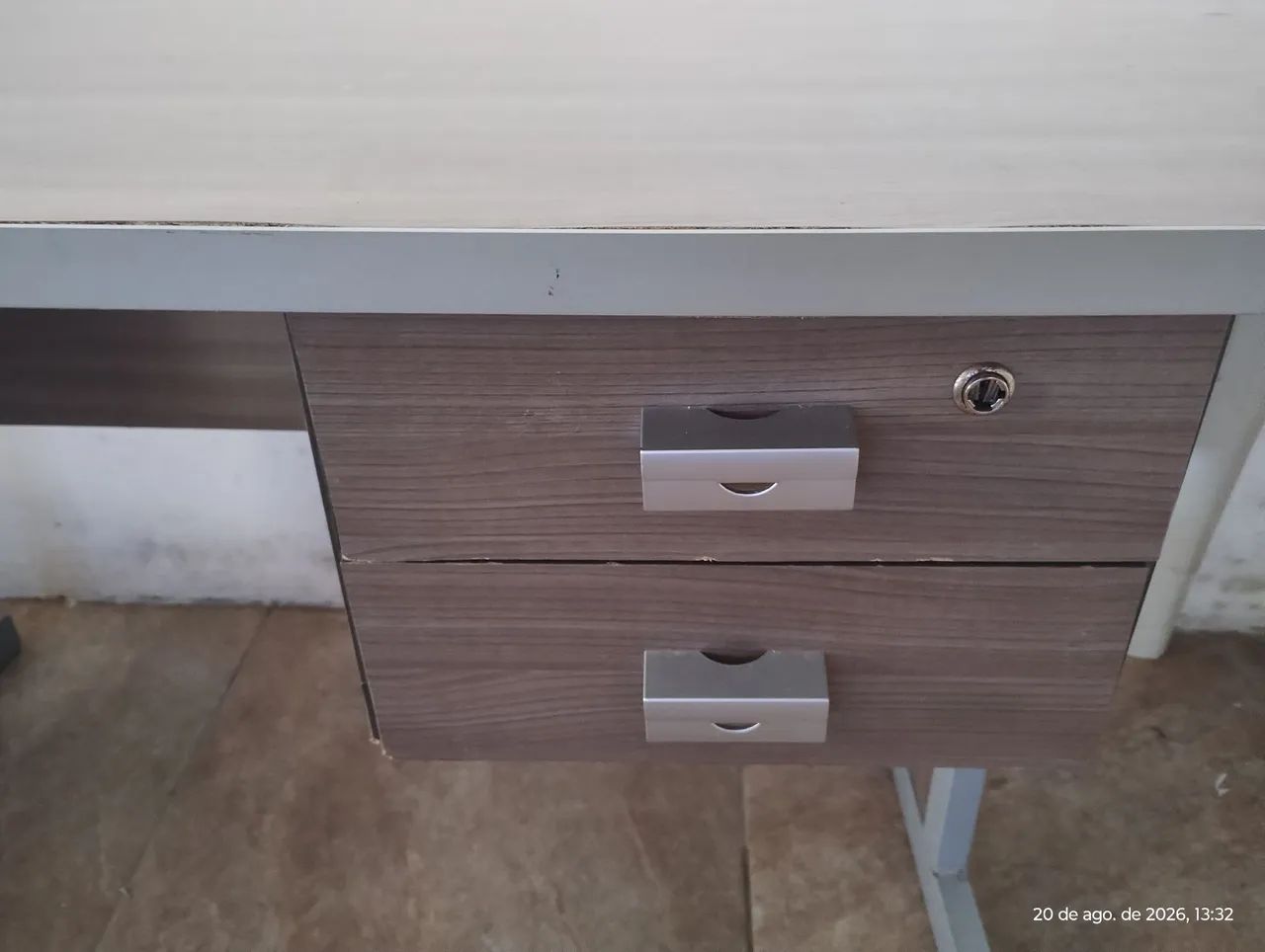 Vendo mesa de escritório com 02 gavetas!  - Foto 2