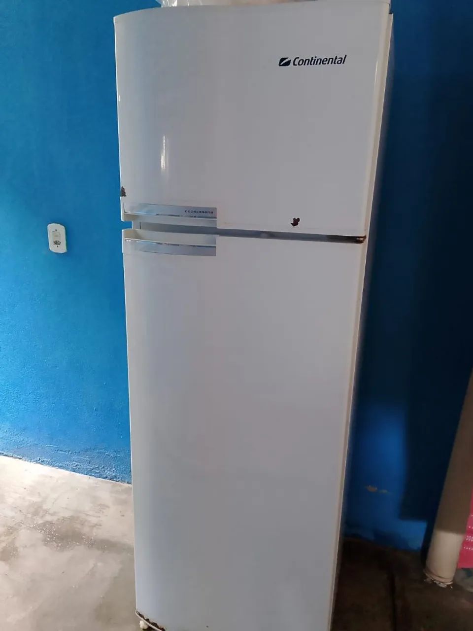 Vendo geladeira funcionando perfeitamente apenas algumas marcas de uso 