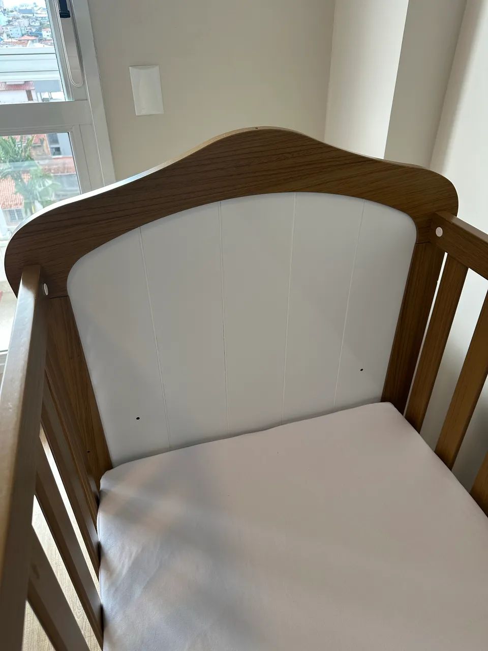 Berço Mini Cama 100 % MDF Com Capitonê Nature/Branco - Foto 2