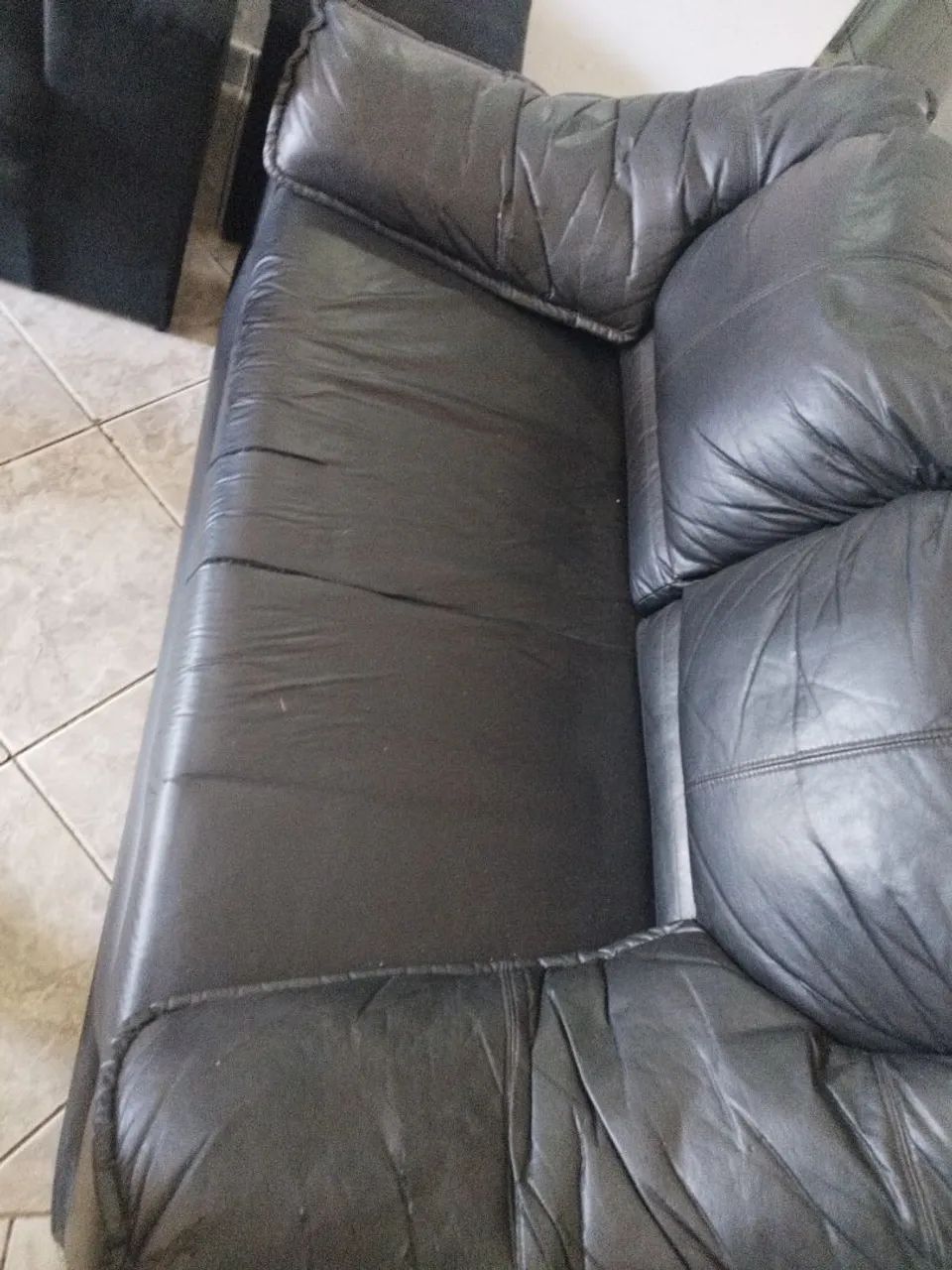 Vendo 2 sofás pretos muito confortáveis  - Foto 2