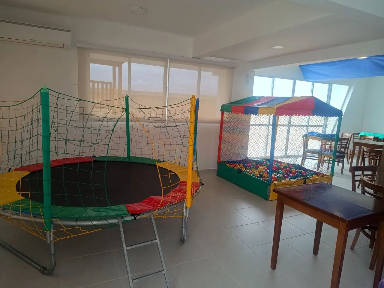 vende-se cama elástica + piscina de bolinhas - Foto 4