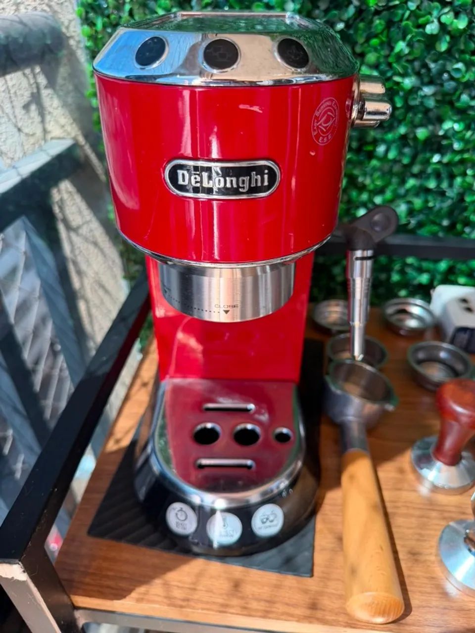 Cafeteira Espresso DeLonghi Dedica EC680 e Acessórios