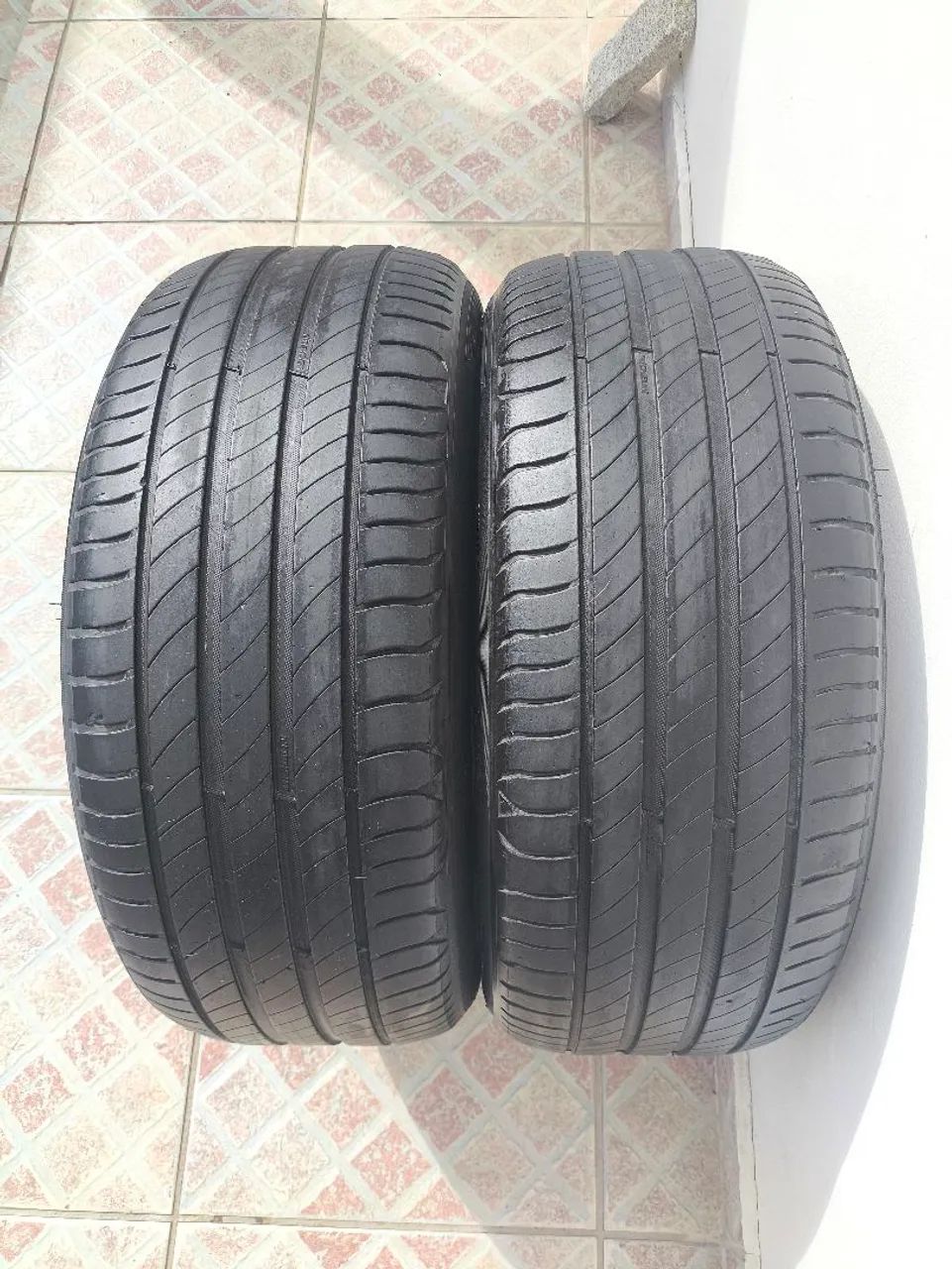 Par pneus Michelin Primacy 225/45 R17  meia vida. Sem remendos.