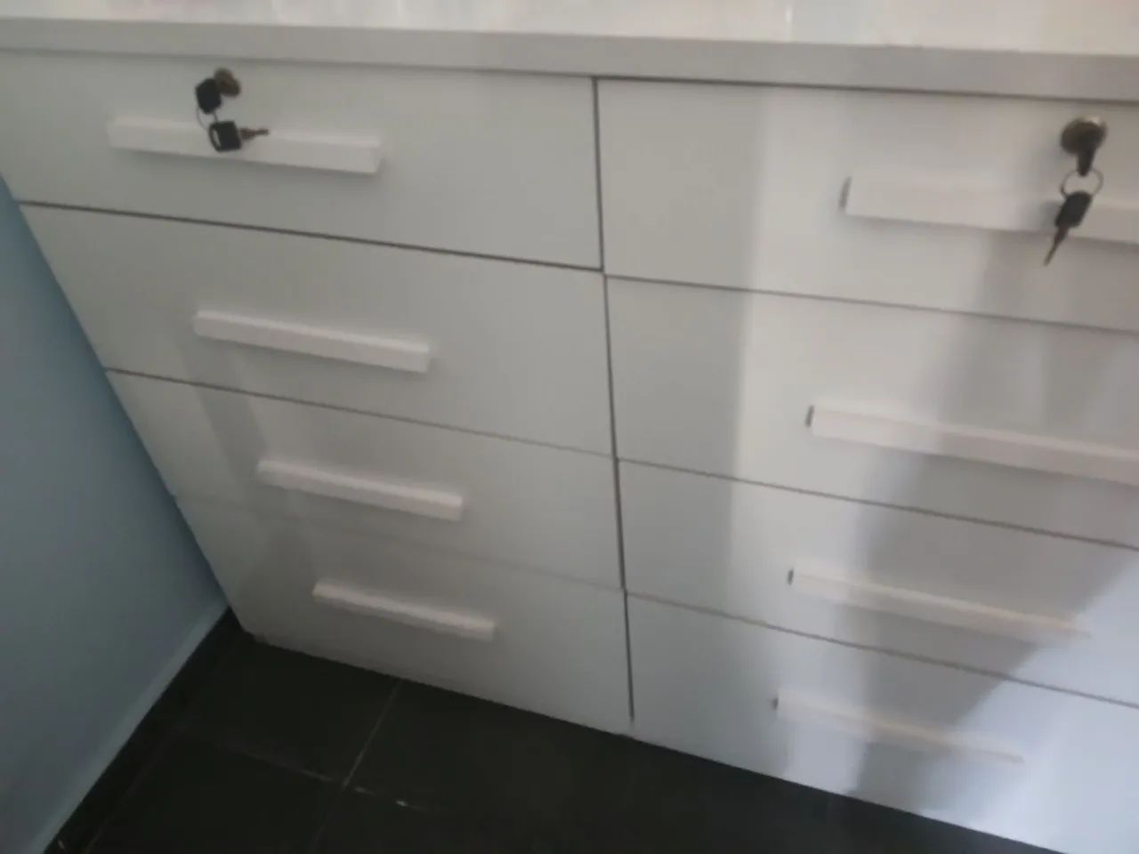 Cômoda Branca com 8 gavetas e 2 chaves